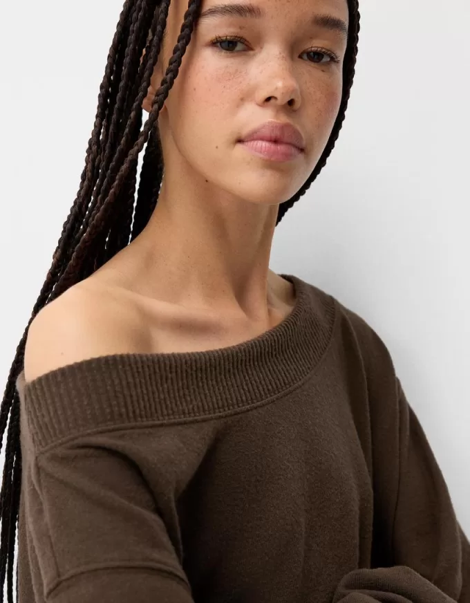 Maglione con collo asimmetrico morbido al tatto