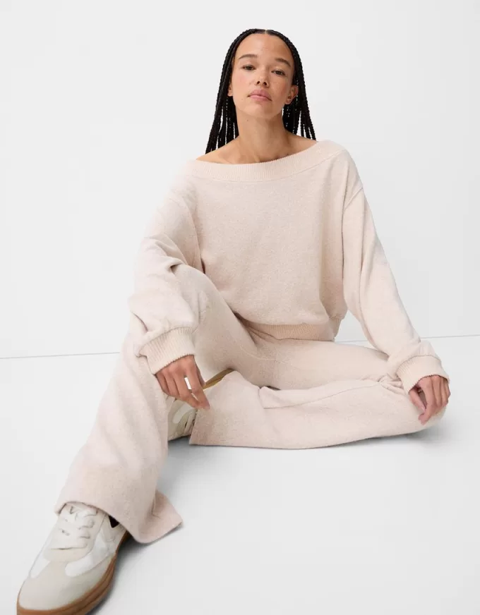 Maglione con collo asimmetrico morbido al tatto