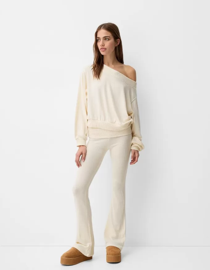 Maglione con collo asimmetrico morbido al tatto