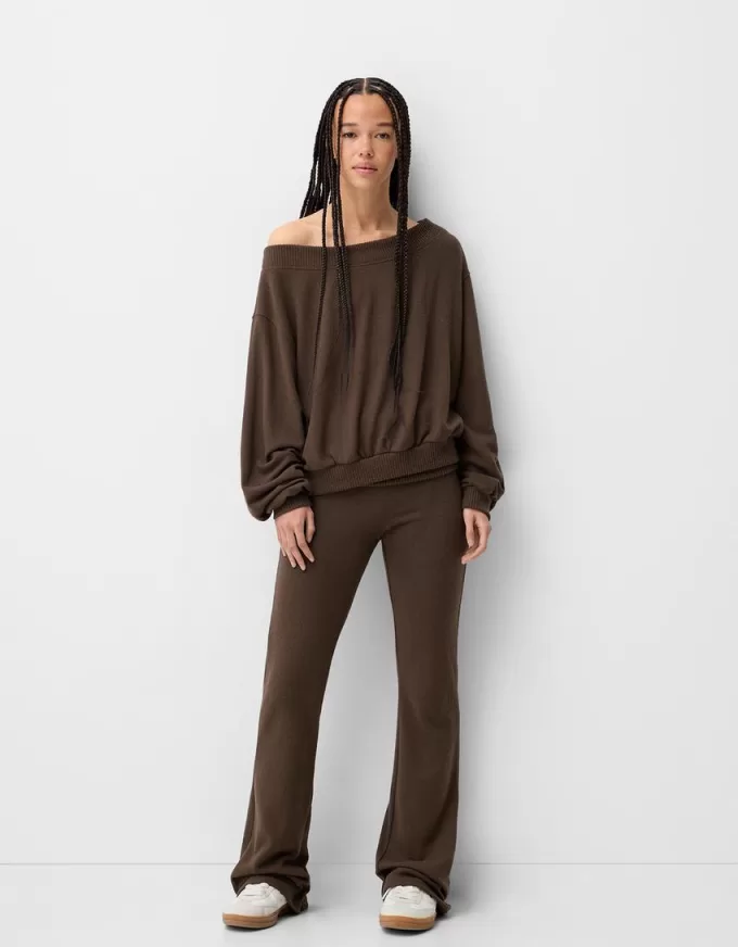 Maglione con collo asimmetrico morbido al tatto