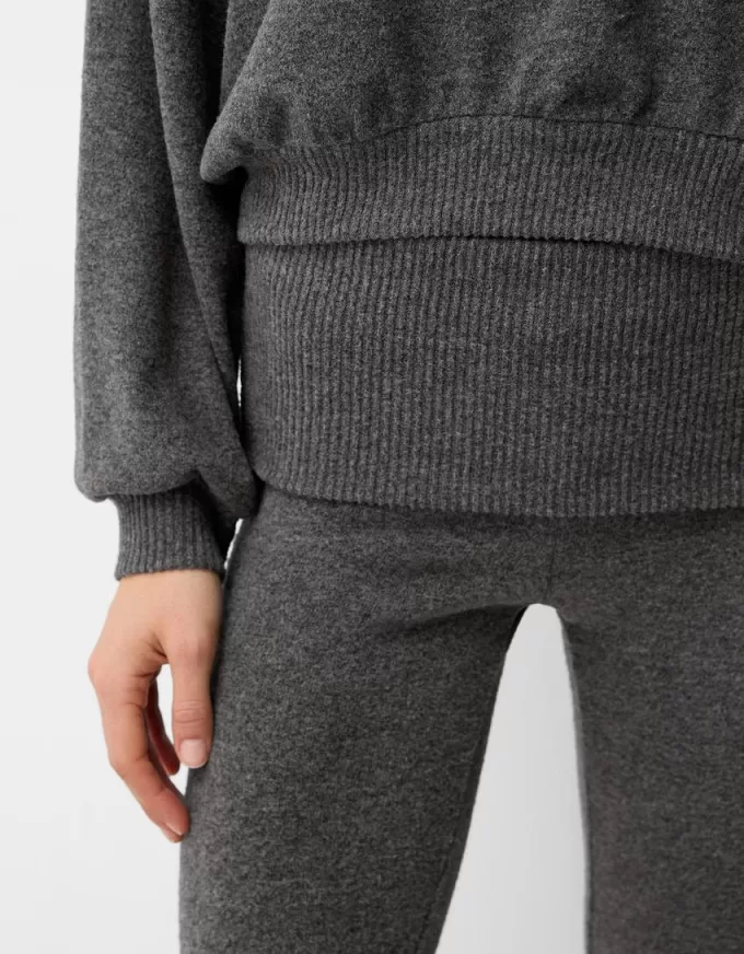 Maglione con collo asimmetrico morbido al tatto