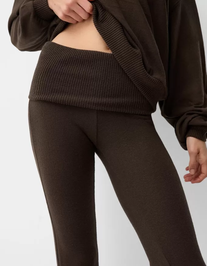 Maglione con collo asimmetrico morbido al tatto