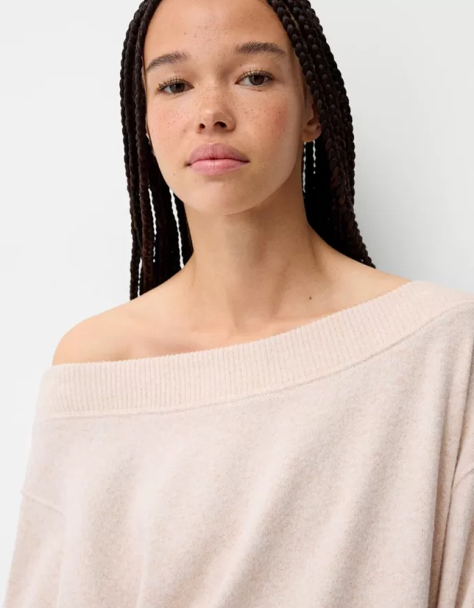 Maglione con collo asimmetrico morbido al tatto