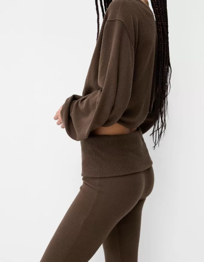 Maglione con collo asimmetrico morbido al tatto