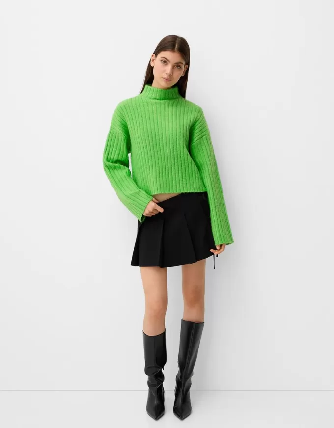 Maglione oversize cropped a costine a collo alto
