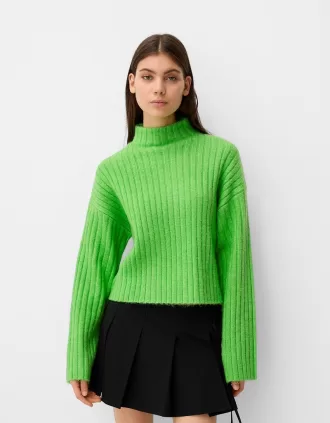 Maglione oversize cropped a costine a collo alto
