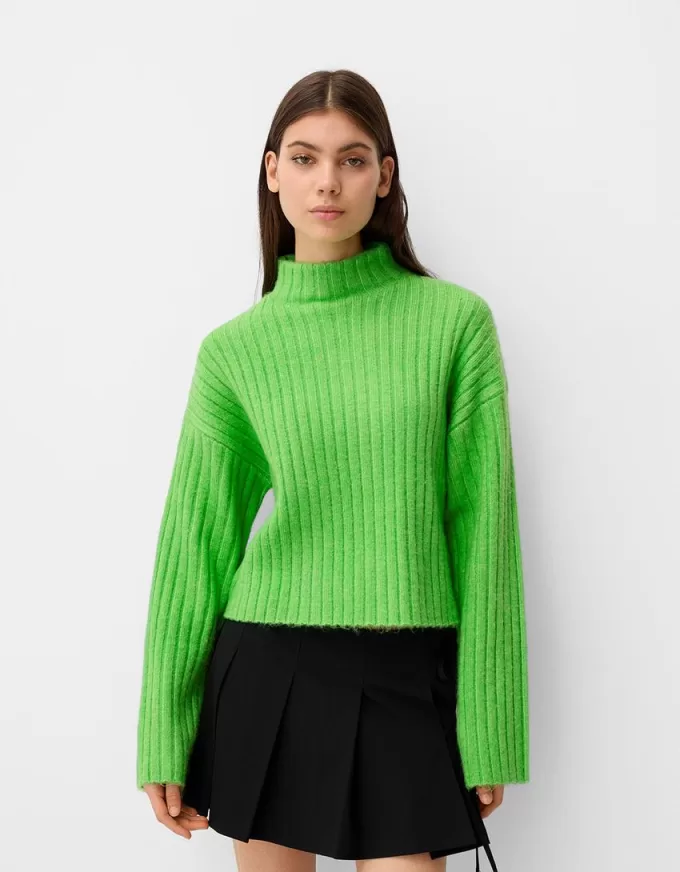 Maglione oversize cropped a costine a collo alto