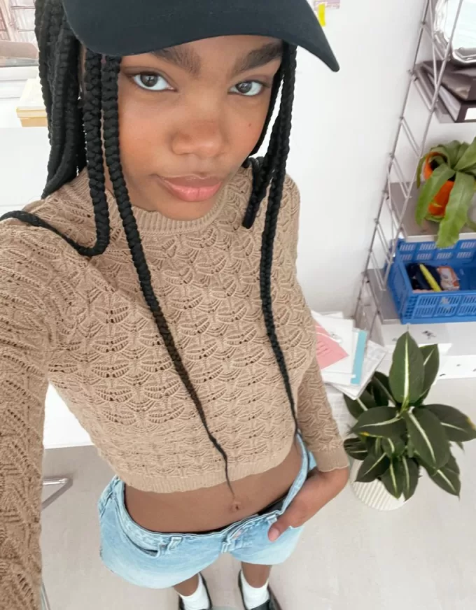 Maglione rustico a maglia aperta dal taglio corto