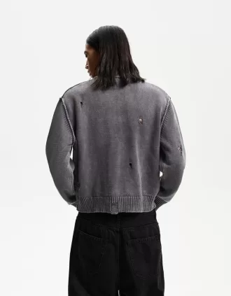 Maglione strappato scolorito