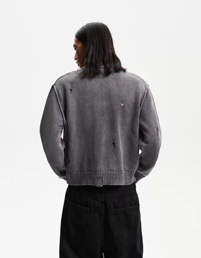 Maglione strappato scolorito