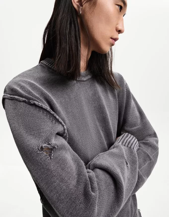 Maglione strappato scolorito