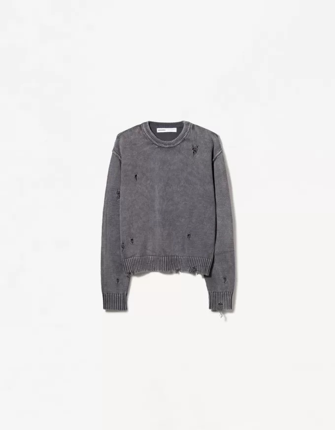 Maglione strappato scolorito