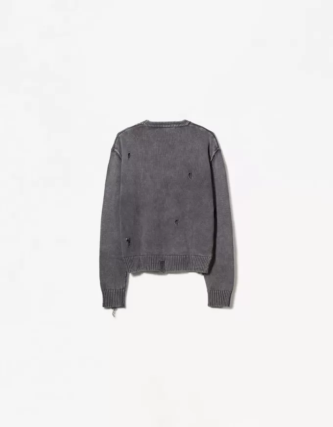 Maglione strappato scolorito
