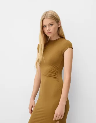 Maxi abito arricciato con spacco laterale