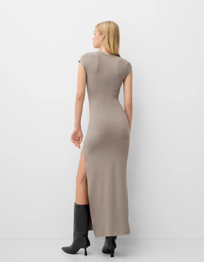Maxi abito arricciato con spacco laterale