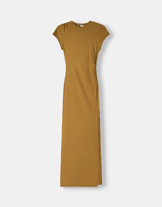 Maxi abito arricciato con spacco laterale