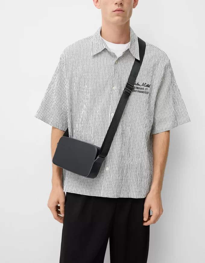 Minaudière a tracolla rigida