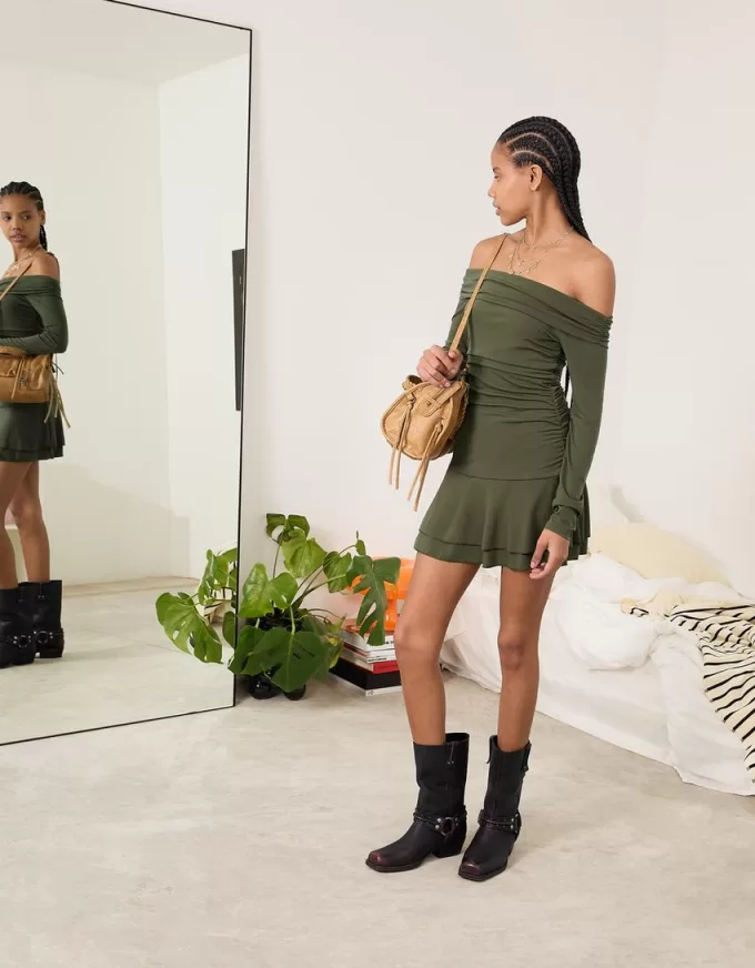 Mini abito a maniche lunghe con volant SERIE BERSHKA