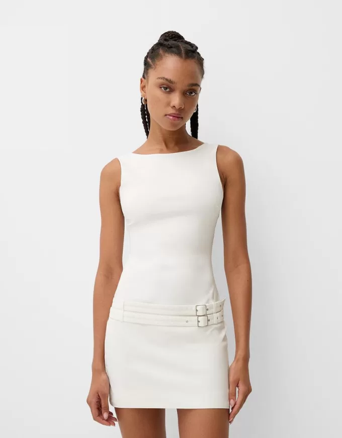 Miniabito con cintura e fibbie