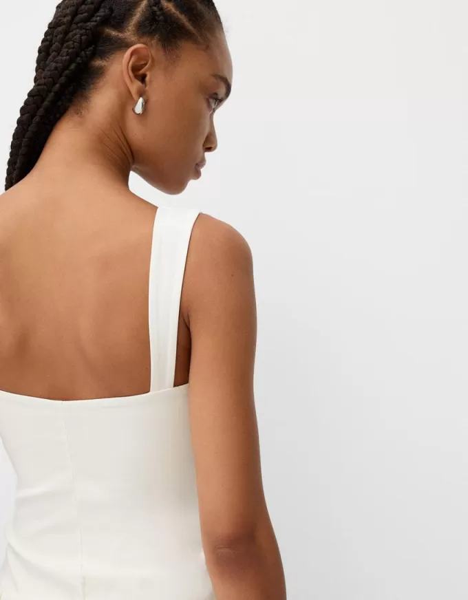 Miniabito con cintura e fibbie