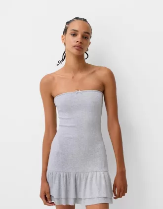 Miniabito con volant e spalle scoperte