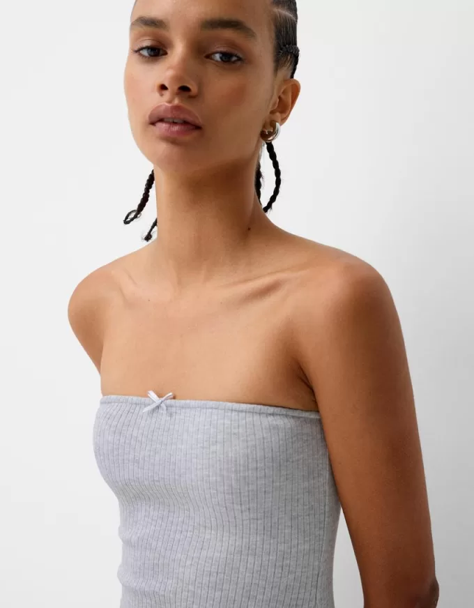 Miniabito con volant e spalle scoperte