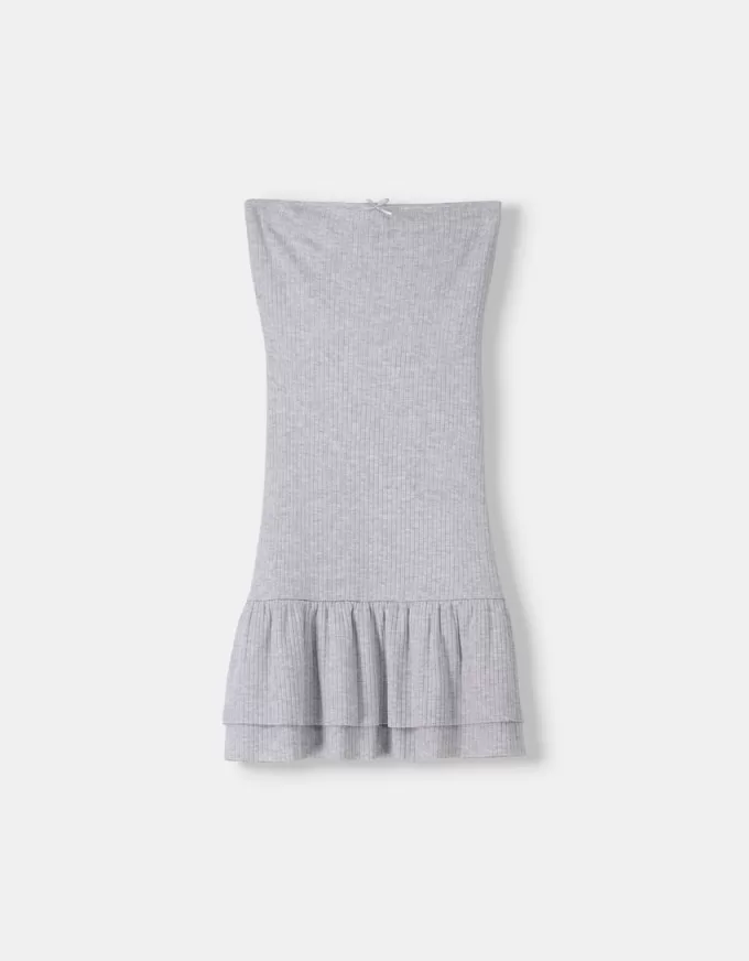 Miniabito con volant e spalle scoperte