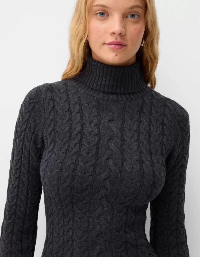 Miniabito in maglia a trecce a collo alto