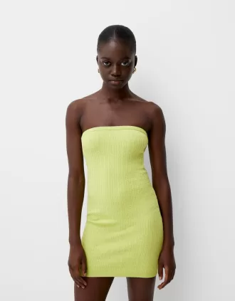 Miniabito intrecciato con spalle scoperte