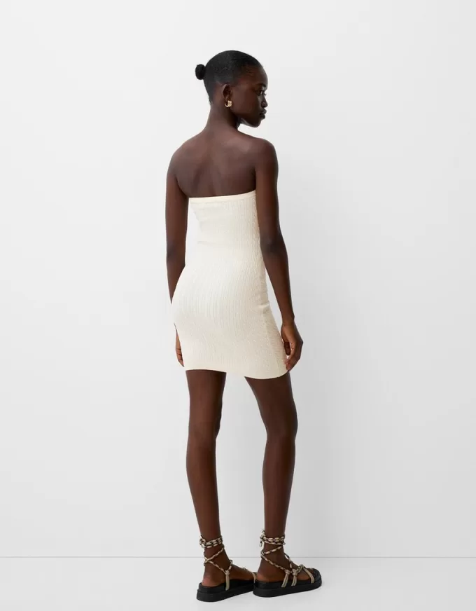 Miniabito intrecciato con spalle scoperte