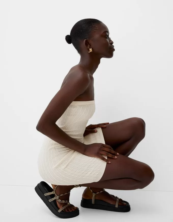 Miniabito intrecciato con spalle scoperte