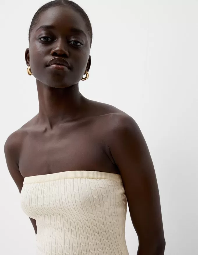 Miniabito intrecciato con spalle scoperte