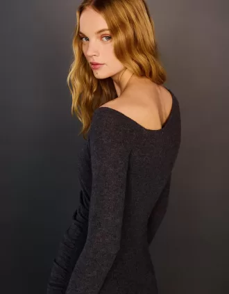 Miniabito morbido al tatto con scollo asimmetrico