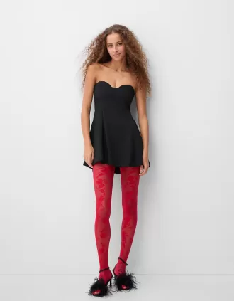 Miniabito svasato con spalle scoperte e scollo a cuore