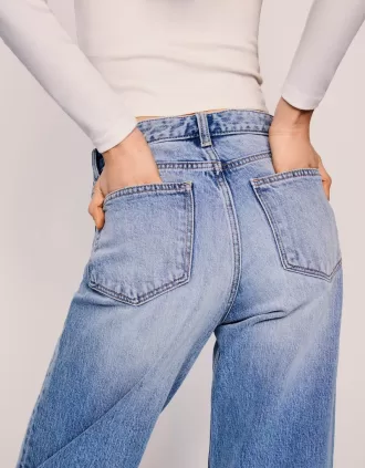 Mom jeans dalla vestibilità comoda a vita alta