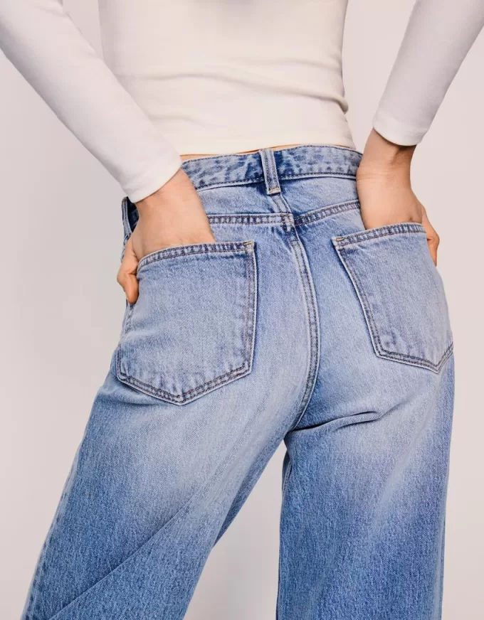 Mom jeans dalla vestibilità comoda a vita alta