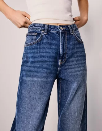 Mom jeans dalla vestibilità comoda a vita alta