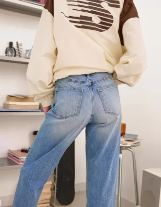 Mom jeans dalla vestibilità comoda a vita alta