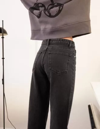 Mom jeans dalla vestibilità comoda a vita alta