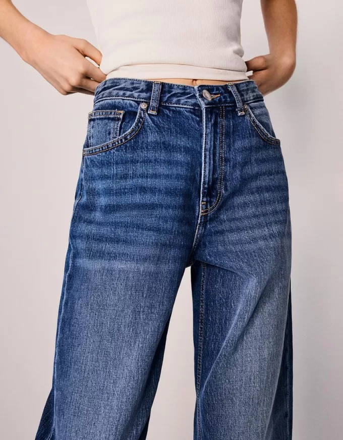 Mom jeans dalla vestibilità comoda a vita alta