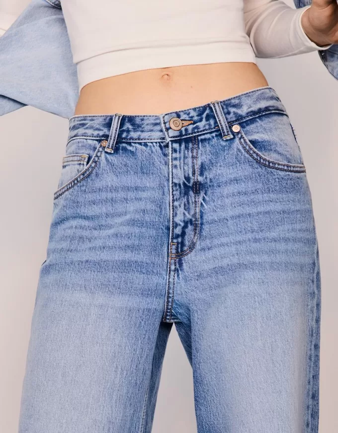 Mom jeans dalla vestibilità comoda a vita alta
