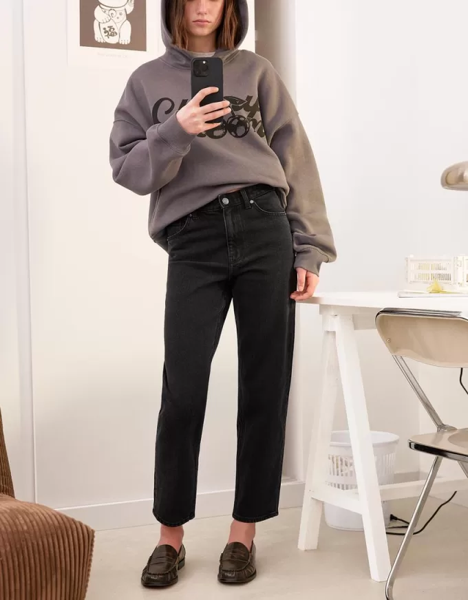 Mom jeans dalla vestibilità comoda a vita alta