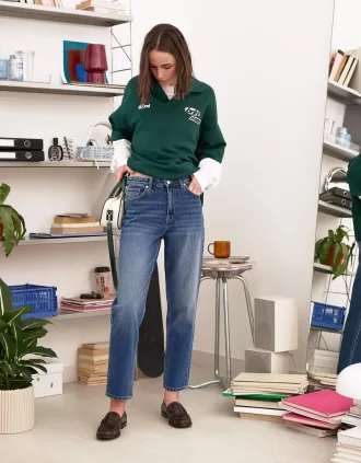 Mom jeans dalla vestibilità comoda a vita alta