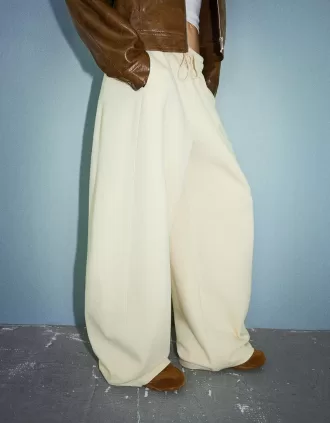 Pantaloni a botte in materiale felpato