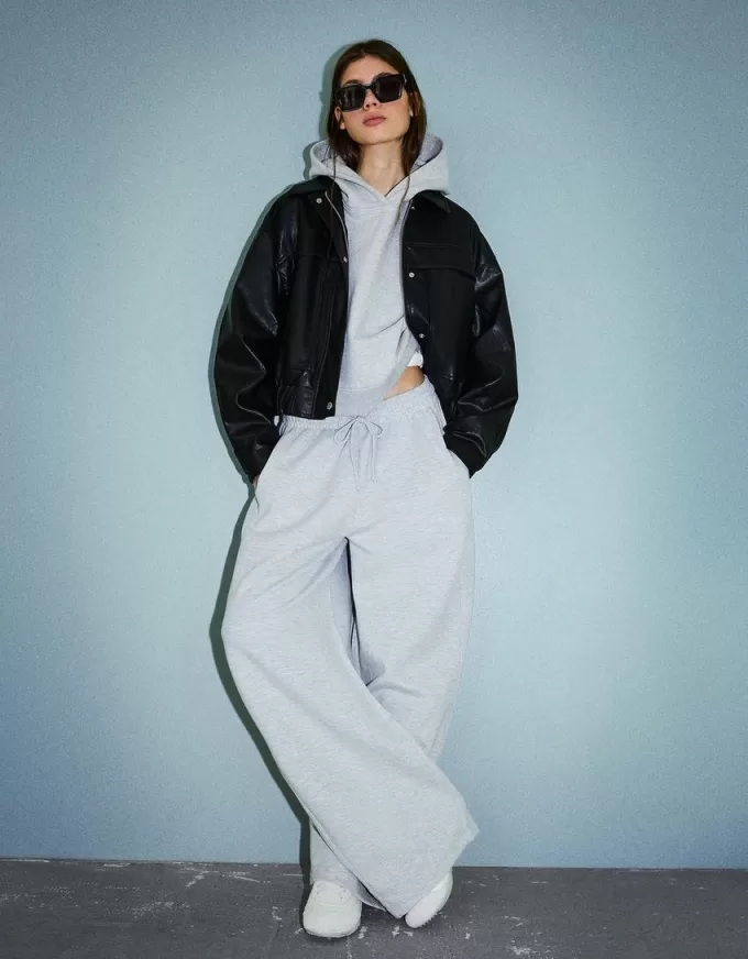 Pantaloni a botte in materiale felpato