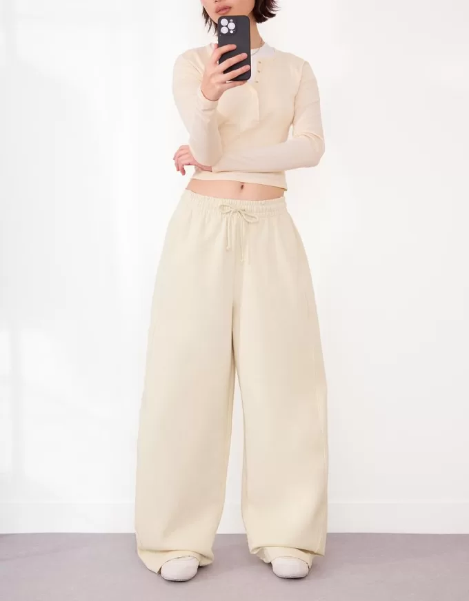 Pantaloni a botte in materiale felpato