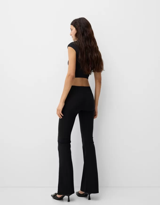 Pantaloni a zampa con borchie