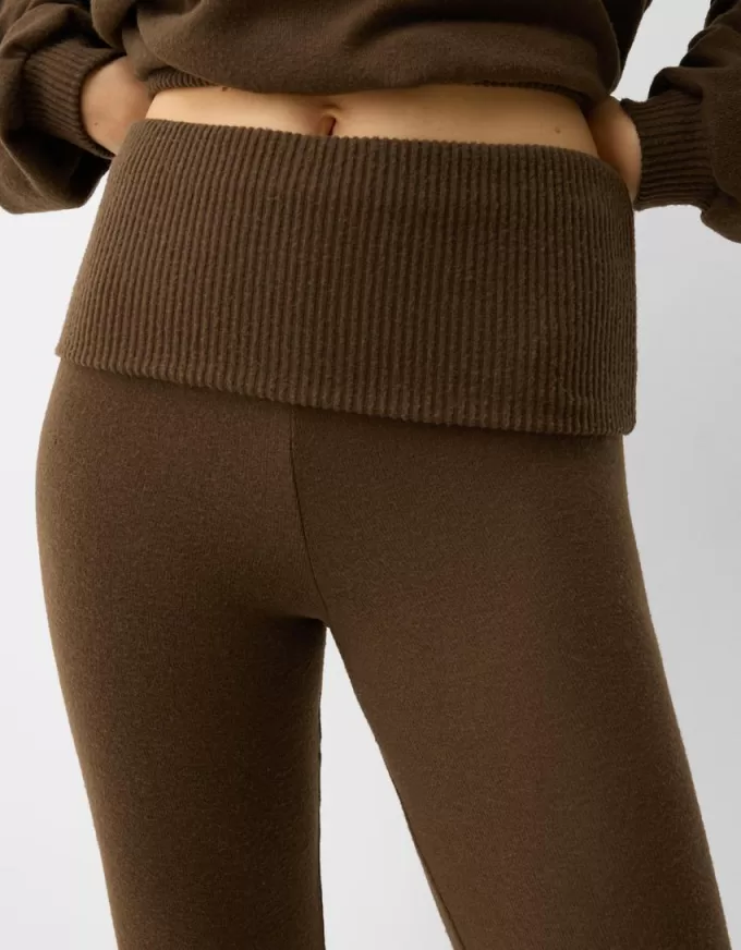 Pantaloni a zampa con risvolto in vita