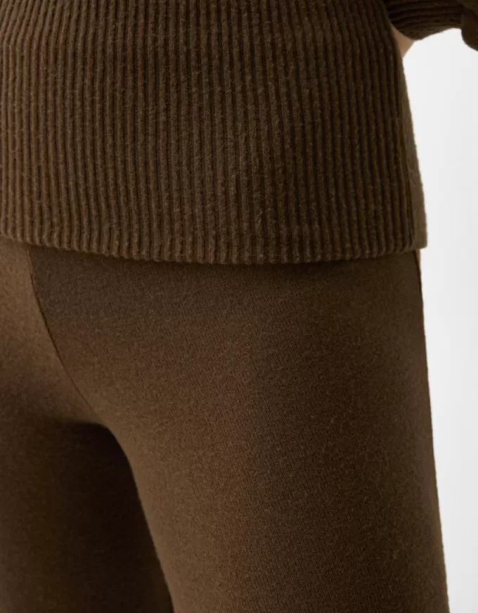 Pantaloni a zampa con risvolto in vita