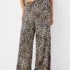 Pantaloni ampi in raso con stampa animalier